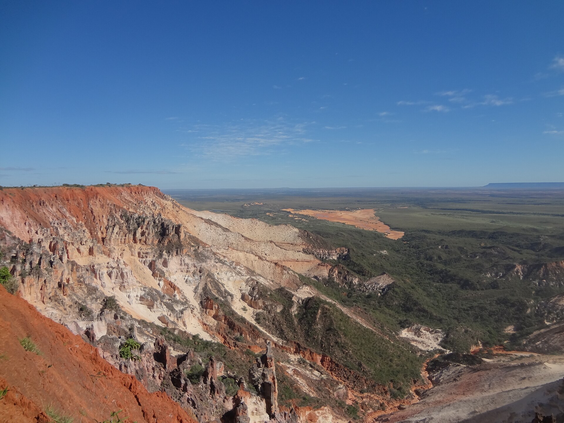 Paisagem da Serra do Espírito Santo com dunas do Jalapão ao longe, no Tocantins.