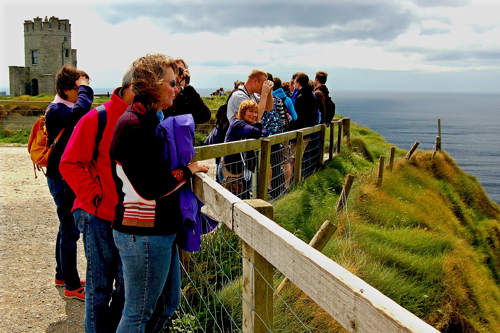 Visitantes no caminho costeiro próximo à Torre O’Brien, nos Cliffs of Moher.