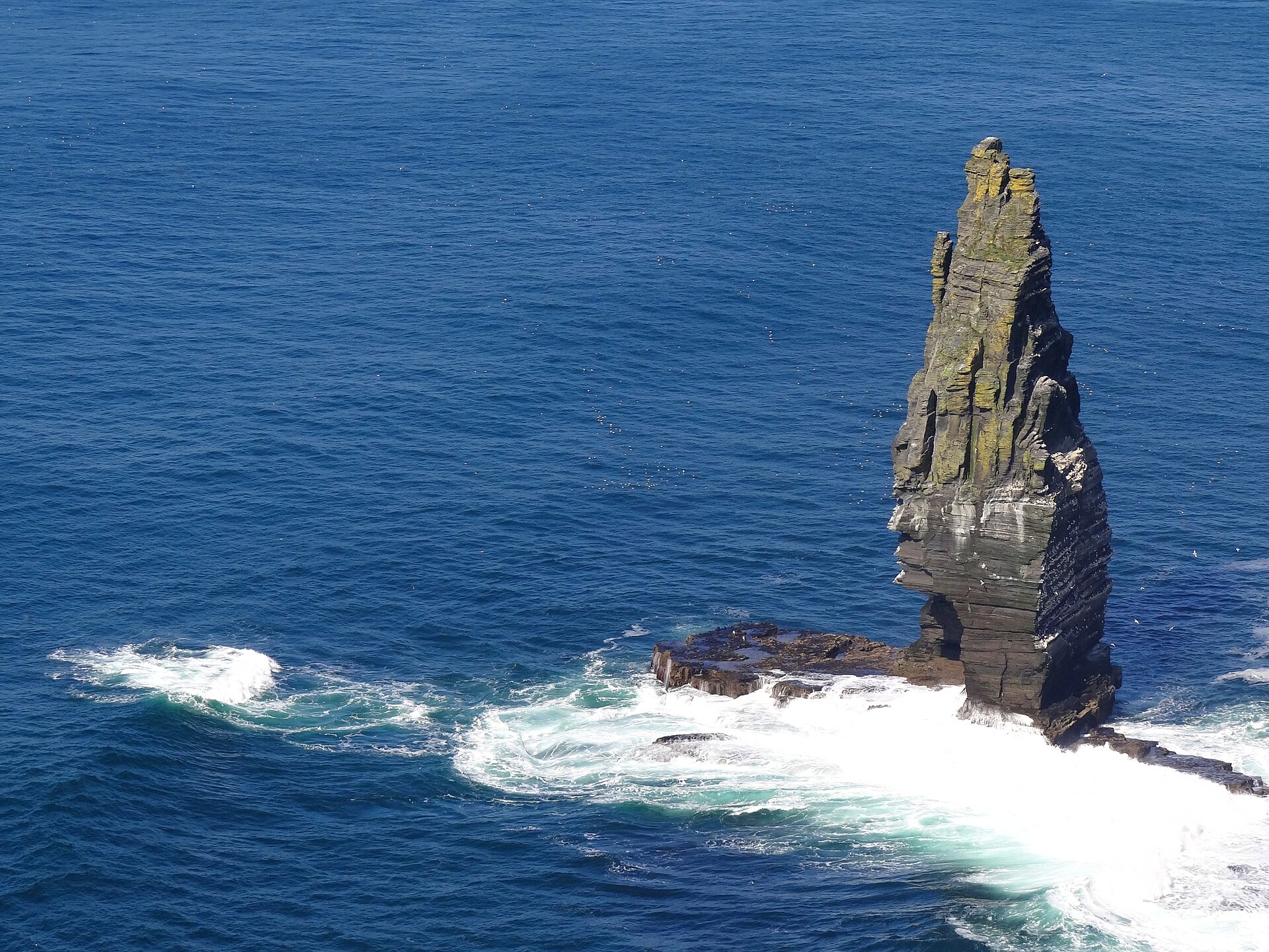 Formação rochosa Branaunmore no mar junto aos Cliffs of Moher.