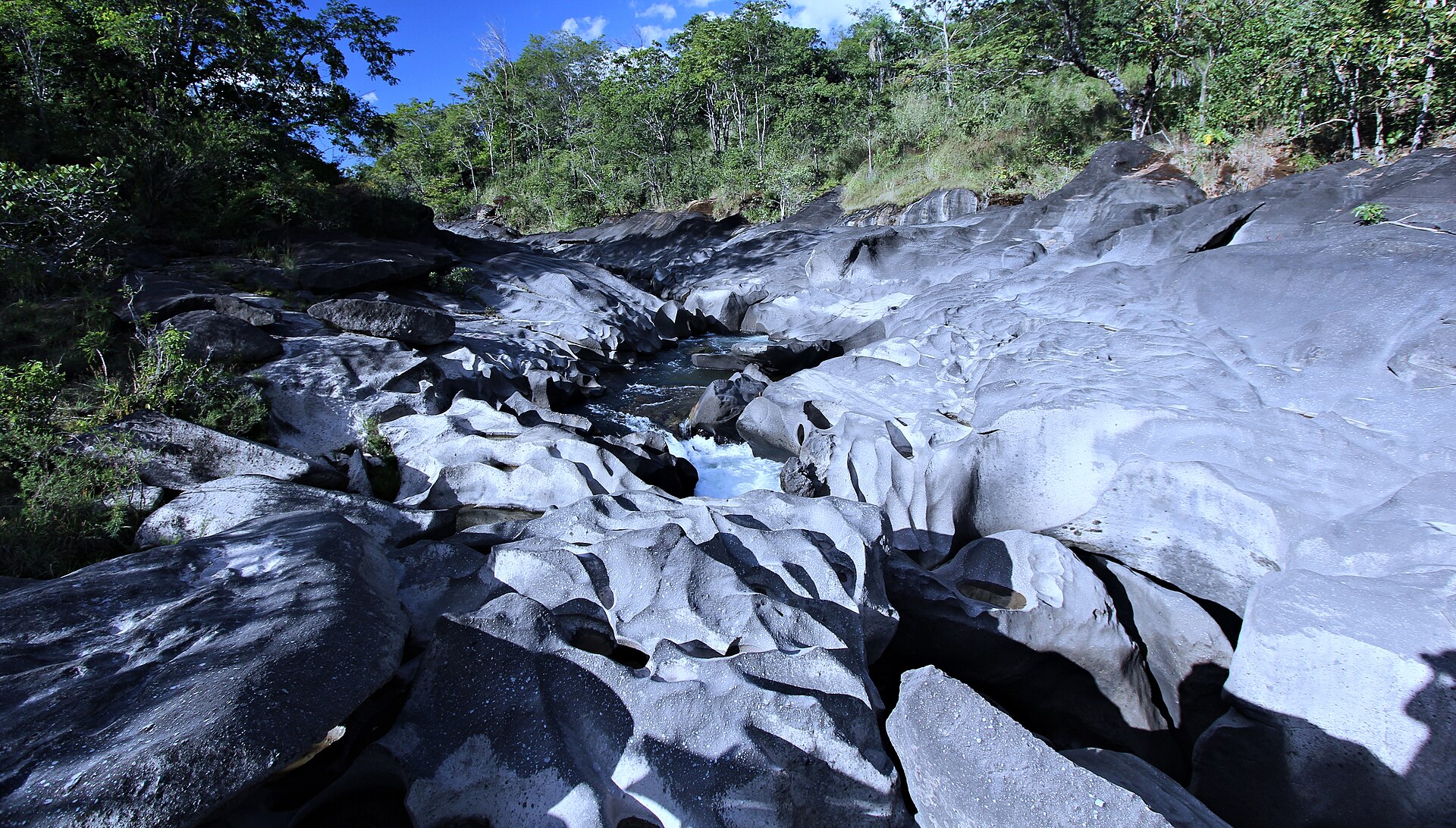 Formações rochosas e água no Vale da Lua, na Chapada dos Veadeiros, Goiás.