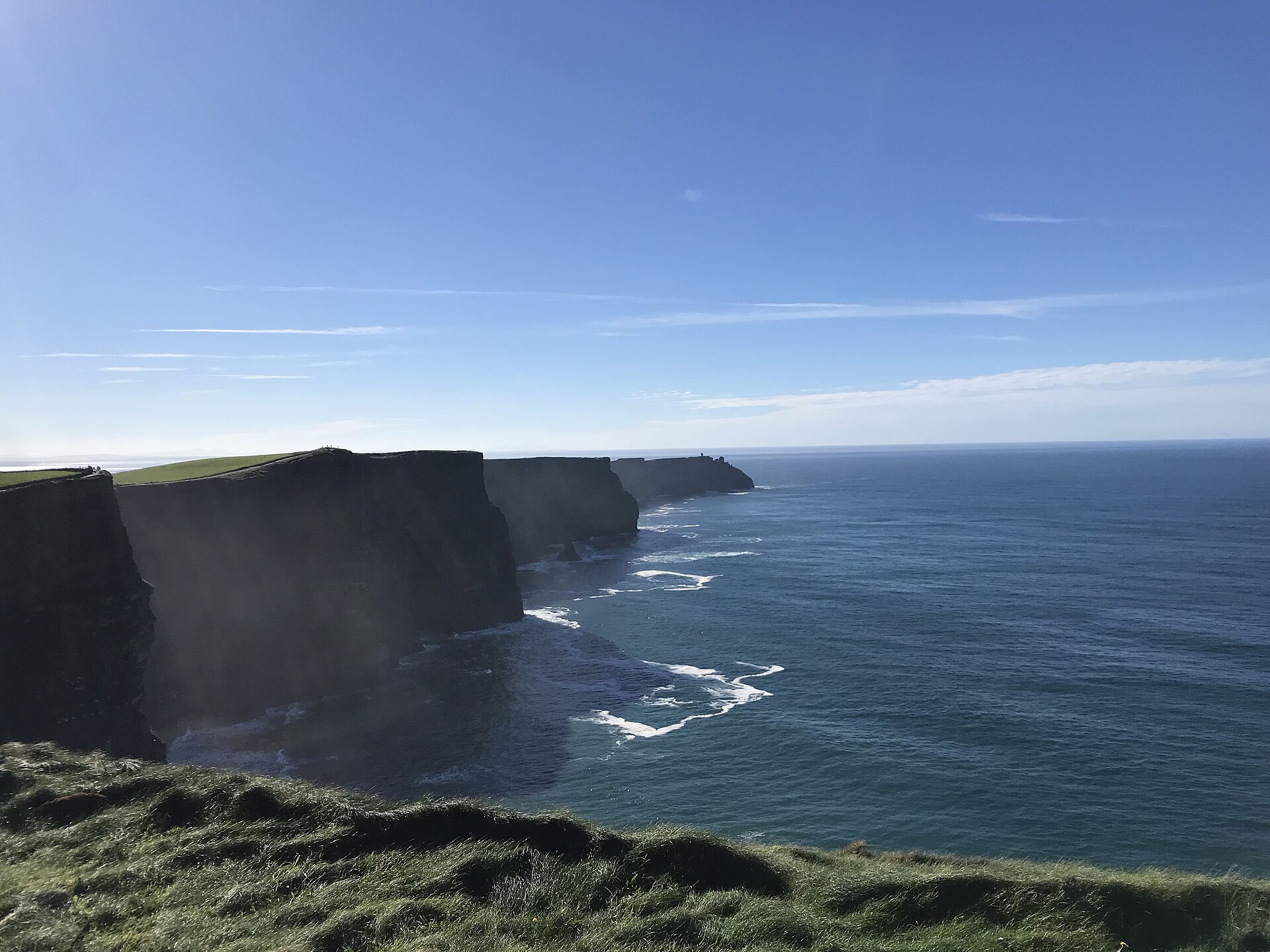Falésias de Moher junto ao mar, no condado de Clare, Irlanda.